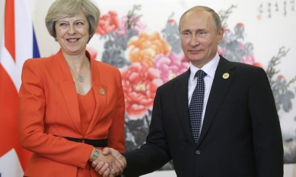 Baş nazir Vladimir Putinin əlini havada qoydu