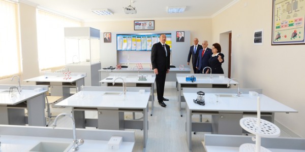 Prezident Bakıdakı orta məktəblərdən birində olub - FOTOLENT