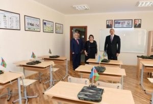 İlham Əliyev 247 nömrəli məktəbdə yaradılan şəraitlə tanış olub
