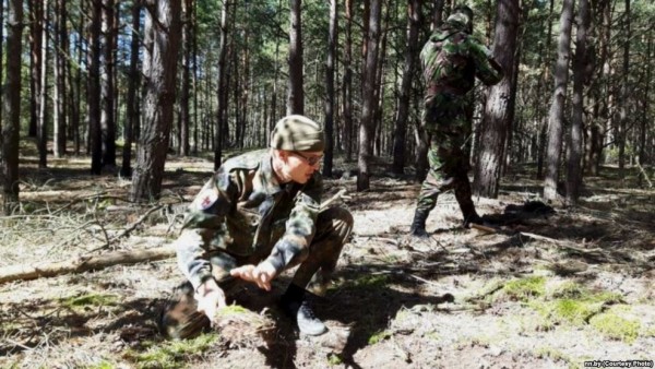 Belarus polisi Rusiya ilə sərhəddə səngər qazan gəncləri saxlayıb