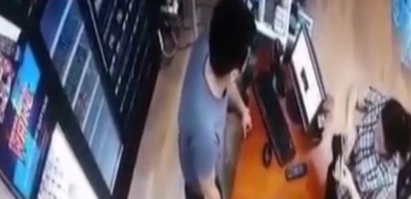Marketdə qadın müştəri satıcını belə aldatdı - Bakıda