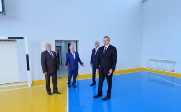 İlham Əliyev Bakıda yeni məktəb korpusları ilə tanış olub