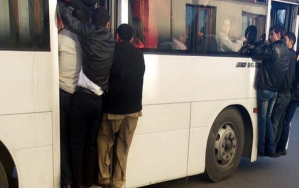 Bakıda sərnişin avtobusun açıq qapısından YERƏ YIXILDI