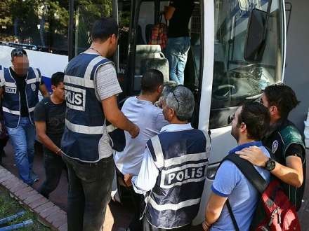 440 dövlət məmuru həbs edildi