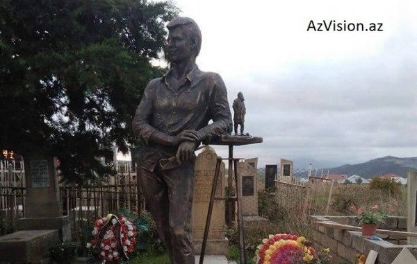 Aprel şəhidinə müəlliminin hazırladığı heykəl ucaldıldı - FOTO