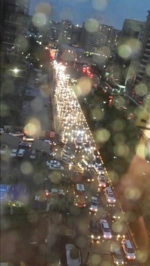 Güclü yağış Bakıda hərəkəti iflic etdi
