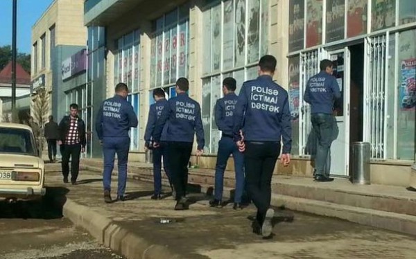 Geyimlərinə “Polisə ictimai dəstək” yazılmış şəxslər kimlərdir?
