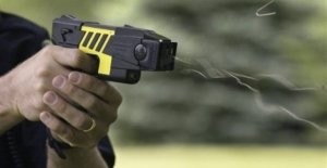 Bakıda polislərə elektroşokerlə hücum oldu