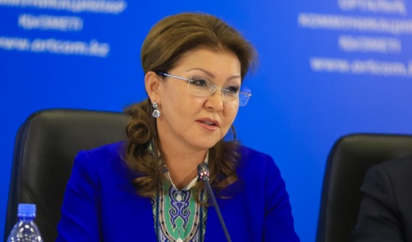 Nazarbayevin qızı atasından danışdı