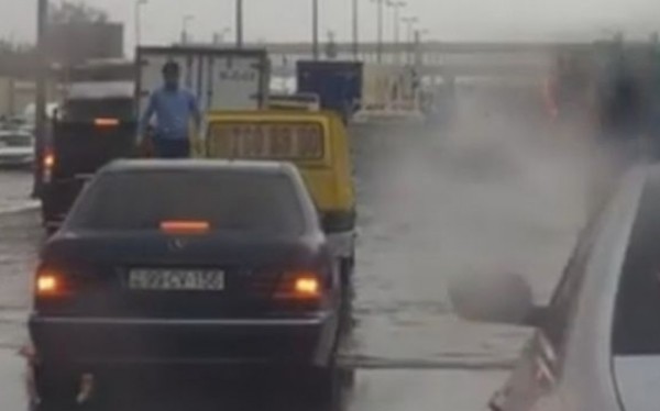 Bakıda suda qalan sürücüləri soymağa başladılar — VİDEO