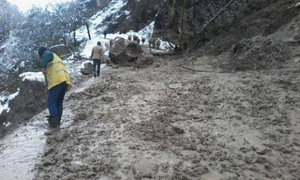 Qaya parçası Quba-Xınalıq yolunu bağladı