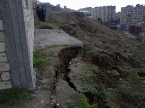 Sürüşmə zonasında uçqun oldu