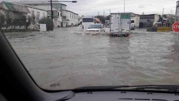 Venetsiyanı xatırladan Binəqədi yolunun “füsunkar” yağış mənzərəsi - FOTOLAR