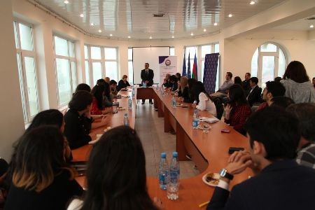 “Dünyəvi dövlətçilik, yoxsa dini radikalizm: cəmiyyət nə istəyir?” mövzusunda debat keçirilib