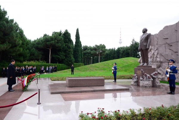 Venesuela Prezidenti Heydər Əliyevin məzarını ziyarət edib