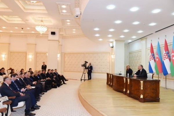 Prezidentlər mətbuata bəyanatlarla çıxış etdilər
