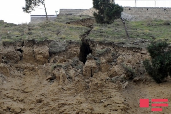 Zığda torpaq və tikililərdə çatlar genişlənib - Nazirlik