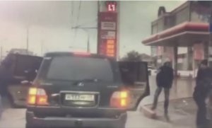 Mahaçqala sakini “Lexus”unu piyada keçidinə çevirdi