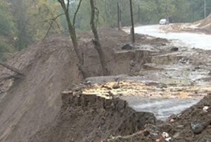 Masallının bir kəndinə giriş yolu bağlanıb