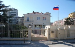 Rusiya səfirliyi minaatanlardan atəşə tutulub