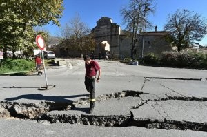 İtaliyada zəlzələ: 100 şəhərdə dağıntılar var