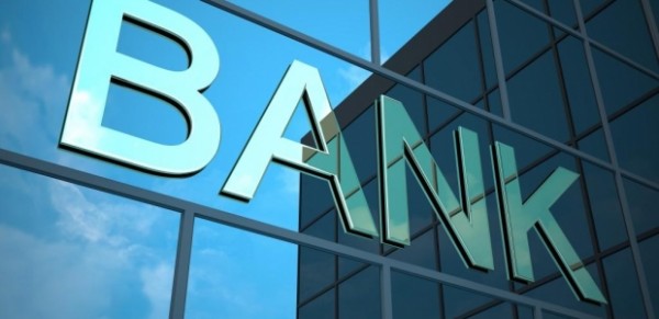 İki bank vətəndaşı maaşsız qoydu: maaş kreditə tutula bilərmi?