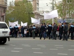 Ermənistanda işçilər yolu bağladı