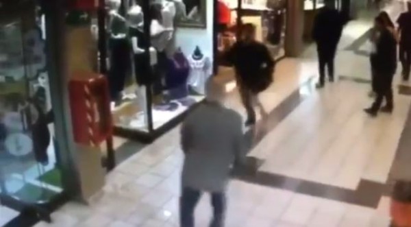 Pensiyaçı bir zərbə ilə qarətçini yıxdı