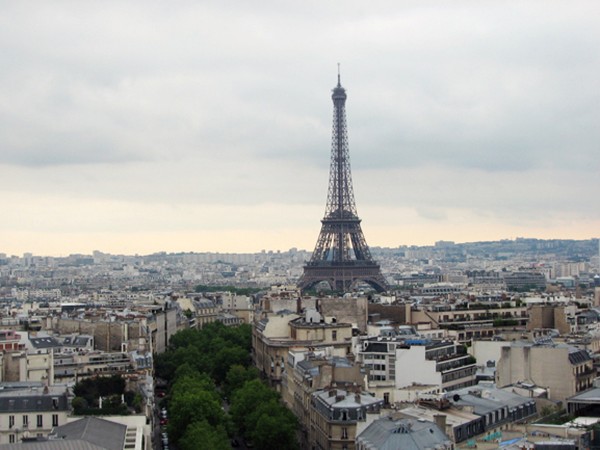Parisdə Türkiyə səfirliyinə silahlı hücum