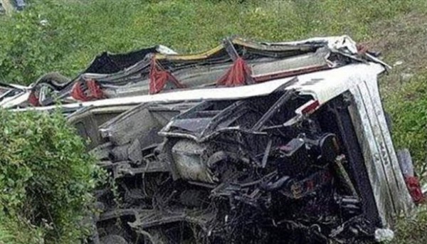 Pakistanda sərnişinlə dolu avtobus uçuruma düşüb: Ölənlər var
