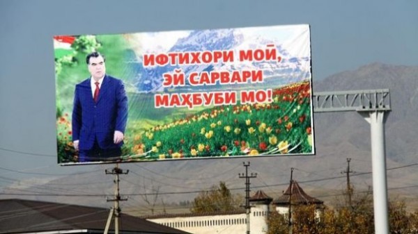 Düşənbədə prezident Rahmonun iri portretləri asılır