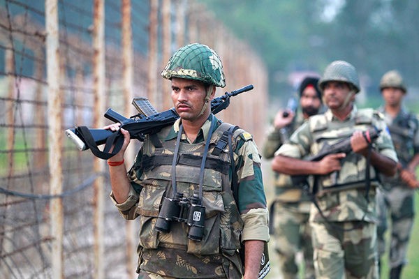 Pakistan və Hindistan hərbçiləri arasında döyüşlər, ölənlər var