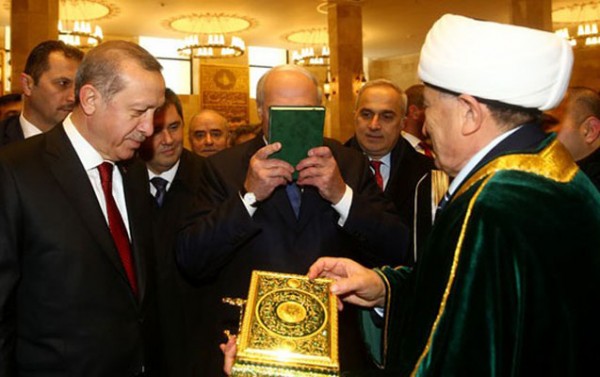 Lukaşenko onu Quranı öpdüyünə görə tənqid edənlərə cavab verdi
