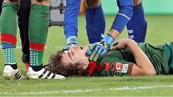 Futbolda daha bir bədbəxt olay - Türkiyəli idmançı xəstəxanaya aparıldı
