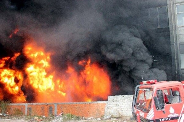 İstanbulda fabrikdə yanğın baş verib