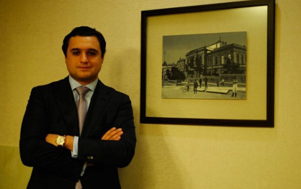 Eldar Mahmudovun oğlunun yazışmaları yayıldı: “Hədiyyəni ofisə gətir“