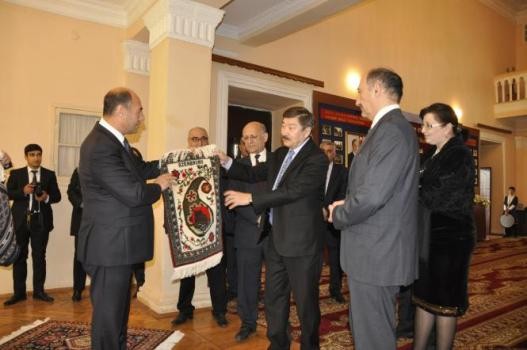 “Fəxri mədəniyyət işçisi“ döş nişanları təqdim olundu