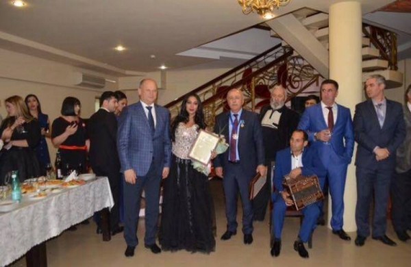 Həştərxanın meri müğənnimizi mükafatlandırıb