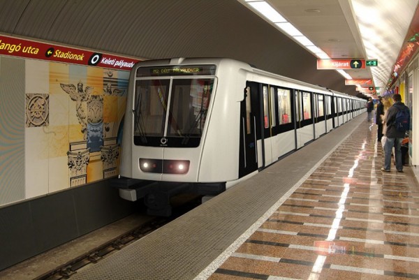 Metroda iki qatar toqquşdu: 10 yaralı