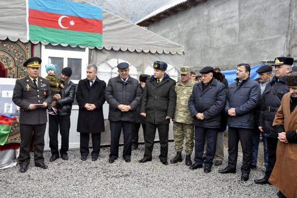 Şəhid zabitin təltif olunduğu medal iki yaşlı oğluna təqdim edilib