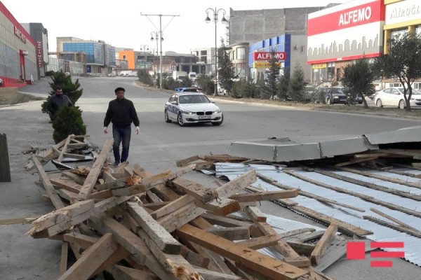 Güclü külək Bakıda ticarət mərkəzinin damını uçurdu
