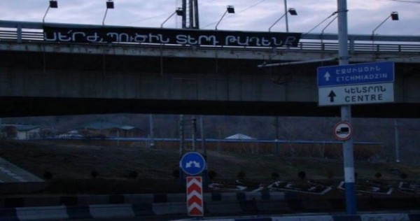 “Serj, sənin sahibin Putini basdıracağıq“ - Ermənistanda etiraz plakatları