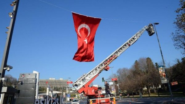 Beşiktaşda nəhəng “Türk bayrağı” - Video
