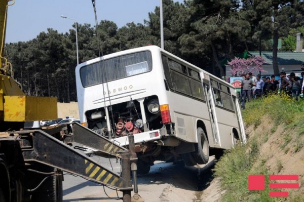 Marşrut avtobusu yoldan çıxaraq aşdı - BAKIDA