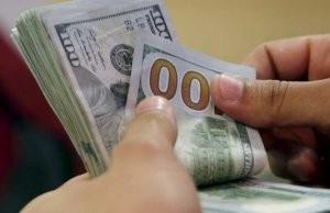 İki bank dollar satışını bərpa etdi