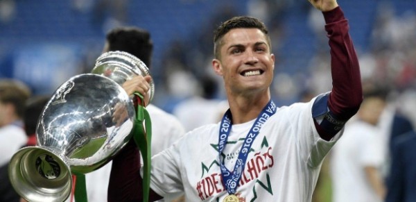 Ronaldo suriyalı uşaqlara yardım etdi - Videomüraciət