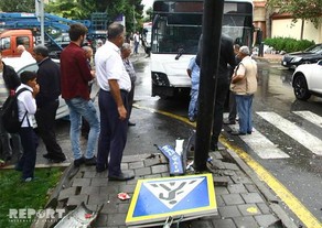 Bakıda sərnişin avtobusu dayanacaqdakı ahıl qadını vurub