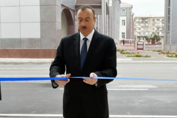 Prezident və xanımı yeni yolun açılışında
