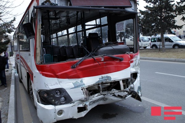 Bakıda sərnişin avtobusu ağır qəza törətdi: ÖLƏN VAR