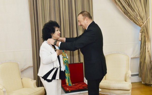 Prezident Zeynəb Xanlarovaya orden təqdim etdi - FOTOLAR